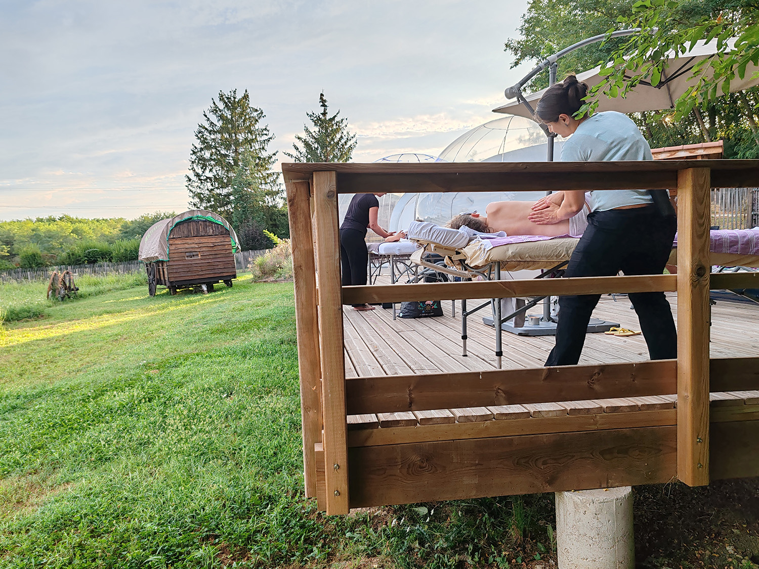 Massage en plein air au Domaine Roma pour un séjour romantique ou détente en famille